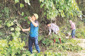 Cán bộ xã Ba Bể cùng nhân dân ra quân tổng vệ sinh môi trường chung quanh hồ Ba Bể.