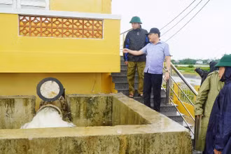 Phó chủ tịch UBND thành phố Huế Hoàng Hải Minh kiểm tra, chỉ đạo đấu úng.