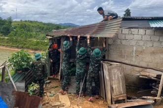 Bộ đội giúp người dân A Lưới 3 sửa nhà tốc mái ngày 22/7.