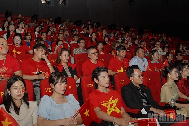 Đông đảo khán giả đến xem suất đặc biệt của bộ phim "Tổ quốc trong tim".