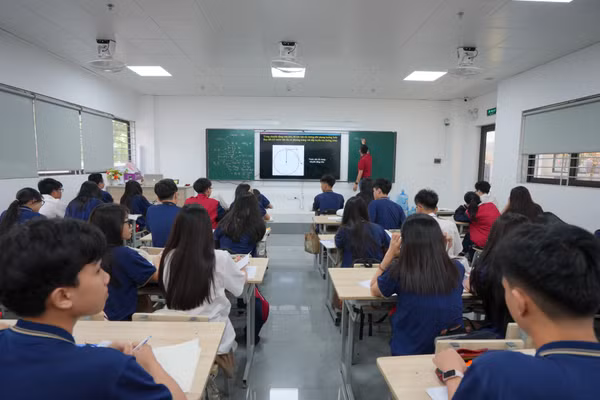 Học sinh trung học phổ thông trong giờ học (Ảnh minh họa: QUỲNH TRANG)