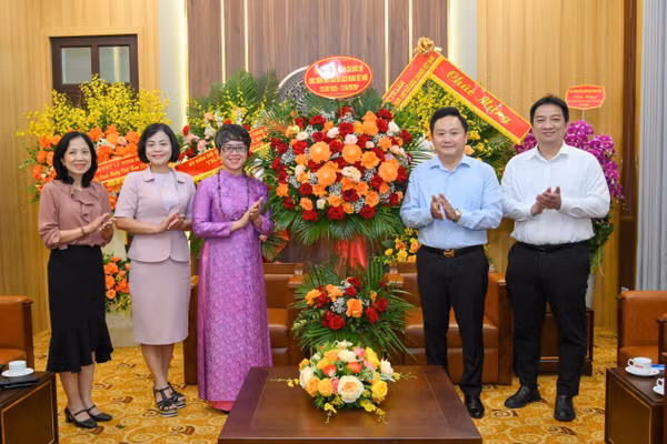 Đoàn công tác của Ủy ban Văn hóa và Xã hội của Quốc hội đã đến chúc mừng Báo Nhân Dân nhân kỷ niệm 101 năm Ngày Báo chí Cách mạng Việt Nam.