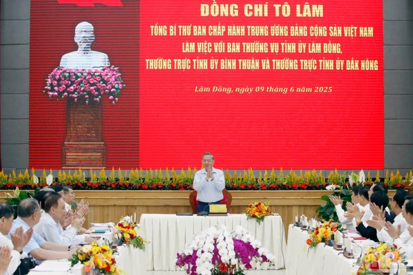 Tổng Bí thư Tô Lâm chủ trì làm việc với Ban Thường vụ Tỉnh ủy Lâm Đồng, Thường trực Tỉnh ủy Bình Thuận và Thường trực Tỉnh ủy Đắk Nông. (Ảnh: BẢO VĂN)