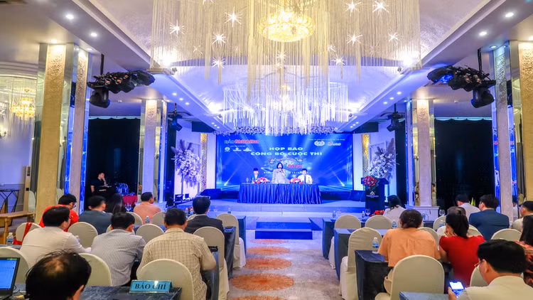 Ban tổ chức trả lời câu hỏi của các nhà báo. (Ảnh: PHONG NGUYÊN) 