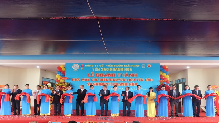 Nghi thức cắt băng khánh thành Nhà máy Chế biến Nguyên liệu Yến sào Sanvinest Khánh Hòa. (Ảnh: PHONG NGUYÊN)