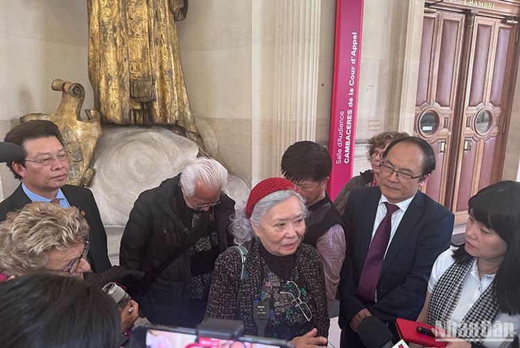 Sau phiên điều trần, bà Trần Tố Nga khẳng định sẽ theo đuổi vụ kiện đến cùng. (Ảnh: KHẢI HOÀN)