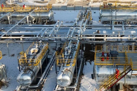 Công nhân tuần tra tại một trạm xử lý mỏ dầu đá phiến ở Khu tự trị Duy Ngô Nhĩ Tân Cương, Trung Quốc, ngày 24/11/2024. (Nguồn: THX)