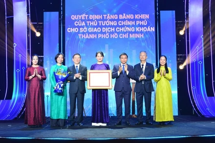 Phó Thủ tướng Hồ Đức Phớc và Bộ trưởng Tài chính Nguyễn Văn Thắng đã trao Bằng khen của Thủ tướng Chính phủ Phạm Minh Chính cho tập thể Sở Giao dịch Chứng khoán TP Hồ Chí Minh nhân kỷ niệm 25 năm thành lập...