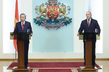 Tổng Bí thư Tô Lâm và Tổng thống Cộng hòa Bulgaria Rumen Radev chủ trì buổi gặp gỡ báo chí thông báo kết quả hội đàm. (Ảnh: Thống Nhất/TTXVN)