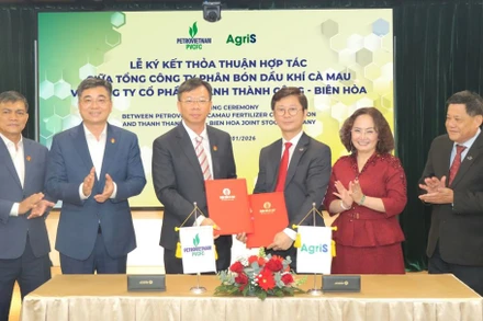 Đại diện hai bên: Ông Nguyễn Đức Hùng Linh, Phó Tổng Giám đốc khối Đầu tư, AgriS và ông Nguyễn Tuấn Anh, Phó Tổng Giám đốc PVCFC trao biên bản hợp tác