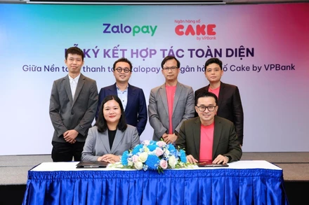 Bà Lê Lan Chi – Tổng Giám đốc Zalopay, và ông Nguyễn Hữu Quang – Tổng Giám đốc Ngân hàng số Cake by VPBank ký kết thỏa thuận hợp tác toàn diện, tích hợp loạt sản phẩm tài chính số trên nền tảng Zalopay