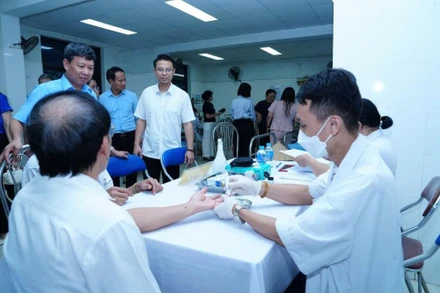 Lãnh đạo phường Phú Thượng kiểm tra công tác khám, chăm sóc sức khỏe cho các đối tượng chính sách. Ảnh: Trạm y tế phường Phú Thượng