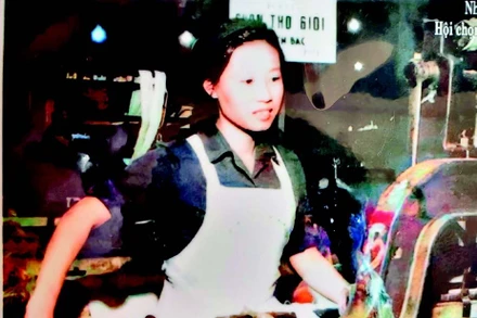 Bà Vũ Thị Bích Liên tại cuộc thi thợ giỏi toàn miền bắc năm 1971 (ảnh được phục chế mầu).