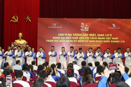 Chương trình văn nghệ chào mừng tại buổi gặp mặt. 