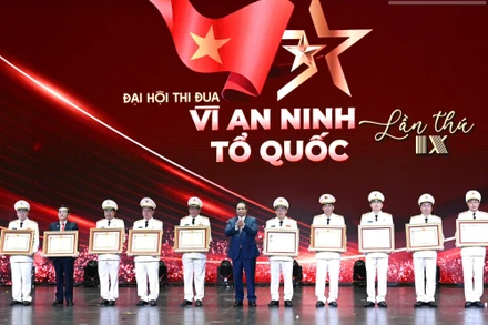 Thủ tướng Phạm Minh Chính trao danh hiệu Anh hùng lực lượng vũ trang và Huân chương Quân công.
