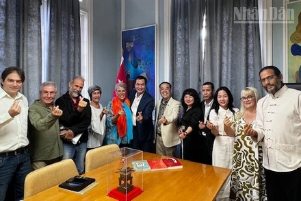 Đoàn công tác của Cục Xuất bản, In và Phát hành sách, Bộ Văn hóa, Thể thao và Du lịch cùng đại diện Ban Chấp hành Hội Nhà văn Việt Nam đã tới thăm và làm việc tại trụ sở Hội Liên hiệp nhà văn và nghệ sĩ Cuba (UNEAC) tại thủ đô La Havana.