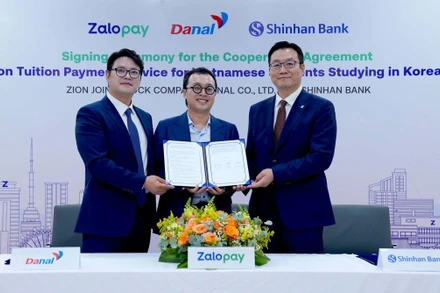 Đại diện lãnh đạo Zalopay, Danal và Shinhan Bank tại lễ ký kết thỏa thuận hợp tác.