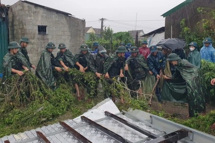 Cán bộ, chiến sĩ Trung đoàn 841 hỗ trợ người dân khắc phục thiệt hại do tố lốc gây ra.