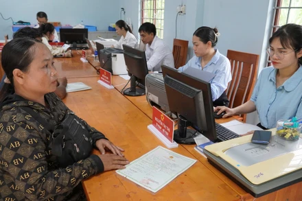 Người dân làm thủ tục tại Trung tâm Phục vụ hành chính công xã Đakrông, tỉnh Quảng Trị. (Ảnh: HIẾU MINH)