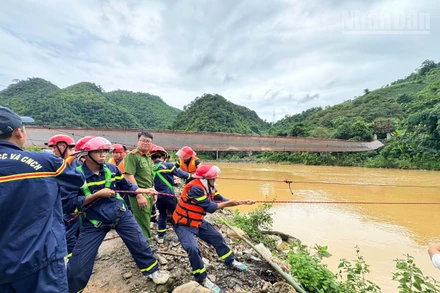 Lực lượng cứu hộ đang trục vớt ô-tô do sự cố đứt cáp nghiêng cầu treo Búng Pon.