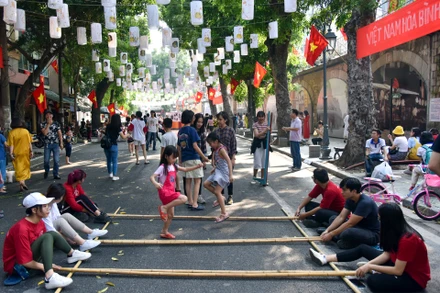 Người dân và du khách trải nghiệm các hoạt động văn hoá tại phố bích hoạ Phùng Hưng. (Ảnh: ĐĂNG ANH)