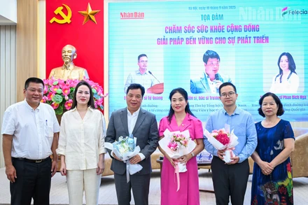 Nhà báo Nguyễn Ngọc Thanh – Vụ Trưởng, Trưởng Ban Nhân Dân điện tử và đại diện các nhãn hàng tặng hoa các chuyên gia khách mời. Ảnh: THÀNH ĐẠT