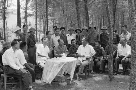 Tổng Bí thư Lê Duẩn nói chuyện với cán bộ, chiến sĩ đảo Ngọc Vừng trong chuyến thăm tỉnh Quảng Ninh (6-16/6/1977). Ảnh: Văn Bảo-TTXVN