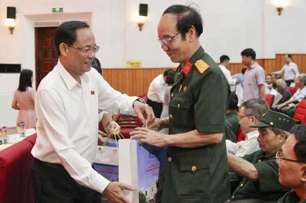 Phó Chủ tịch Quốc hội Trần Quang Phương và đoàn công tác đã trao 100 suất quà tới các thương binh, bệnh binh, thân nhân liệt sĩ và người có công với cách mạng trên địa bàn.