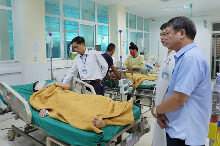 Ông Phạm Văn Mẫn, phó Giám đốc Sở Y tế ĐIỆN Biên thăm, động viên nạn nhân trong vụ lật cầu tại Thanh Yên tỉnh Điện Biên