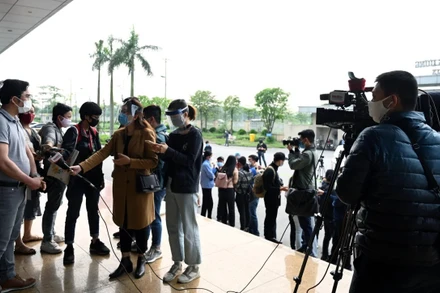 Các phóng viên tác nghiệp tại Bệnh viện Nhiệt đới trung ương. (Ảnh Duy Linh)