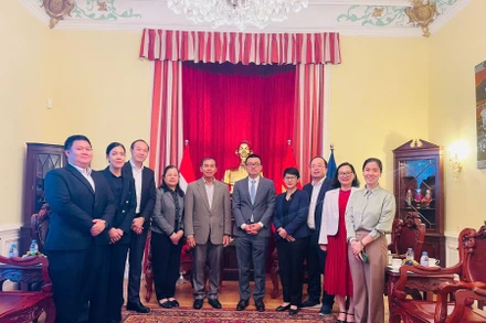 Đại sứ Vũ Lê Thái Hoàng và Đại sứ Khampheng Douangthongla cùng các thành viên Đại sứ quán hai nước chụp ảnh lưu niệm.