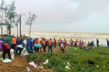 Bộ đội Biên phòng phối hợp nhân dân triển khai các hoạt động ứng phó với bão số 10. Ảnh: NGÔ TUẤN
