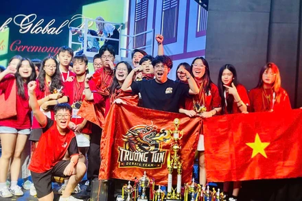 Các thí sinh Việt Nam rạng ngời tại lễ trao giải.