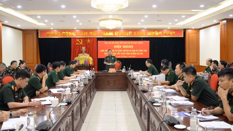 Thiếu tướng Huỳnh Tấn Hùng, Phó Chủ nhiệm Tổng cục Hậu cần-Kỹ thuật, Phó Trưởng Tiểu ban A80, Bộ Quốc phòng chủ trì Hội nghị. 