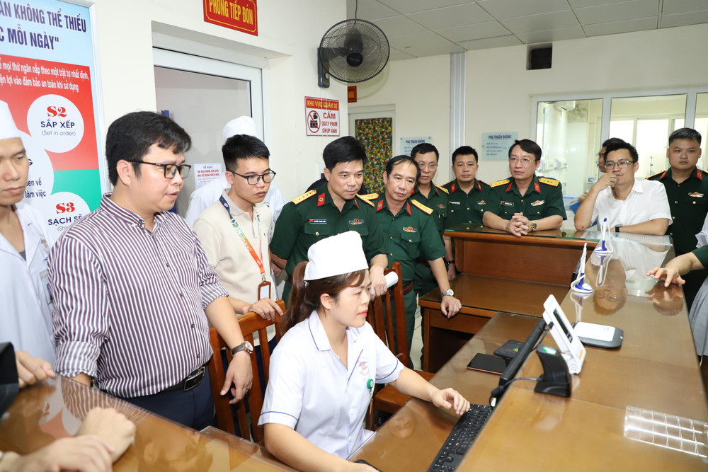 Hội đồng chuyên môn đã khảo sát, kiểm tra thực tế cơ sở hạ tầng công nghệ thông tin, trang thiết bị y tế, các phần mềm ứng dụng, phục vụ công tác quản lý, điều hành hoạt động khám, chữa bệnh. img-1754214131499-1754214200183.jpg