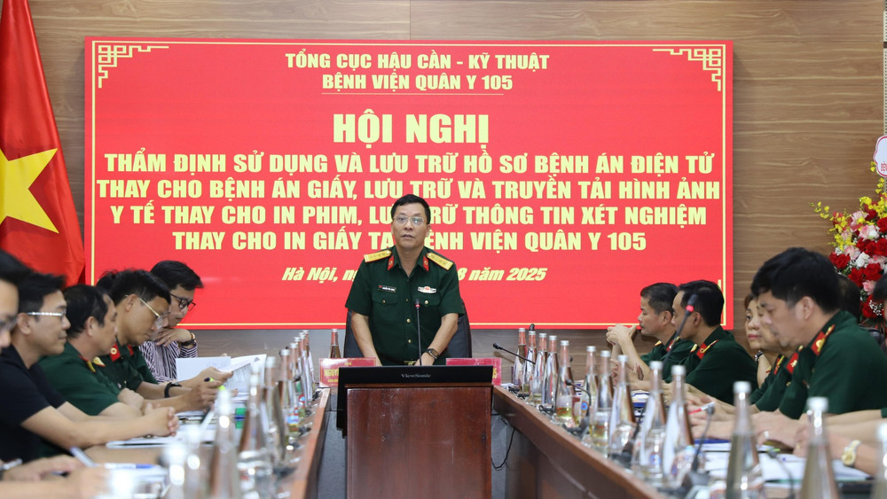 Đại tá Nguyễn Văn Chinh, Giám đốc Bệnh viện Quân y 105 phát biểu tại hội nghị img-1754214122051-1754214194039-235.jpg