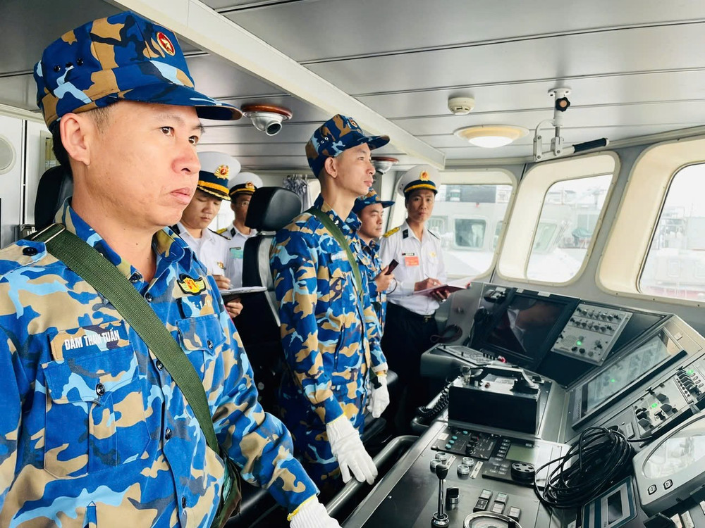 Các tàu trực, chốt trên các vùng biển, đảo luôn chắc tay súng, vững tay lái bảo vệ chủ quyền biển, đảo thân yêu. (Ảnh: Thế Đại) z6829400064616-e19d632414f60a6e73f46ea156d16cb2.jpg