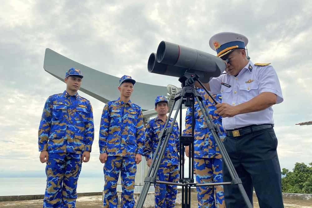 Cán bộ, chiến sĩ các đài, trạm ra đa luôn nêu cao cảnh giác không để Tổ quốc bị bất ngờ từ hướng biển. (Ảnh: Thế Đại) z6829404307882-1d6fd70ecea034867f62dca4dda3ba5a.jpg