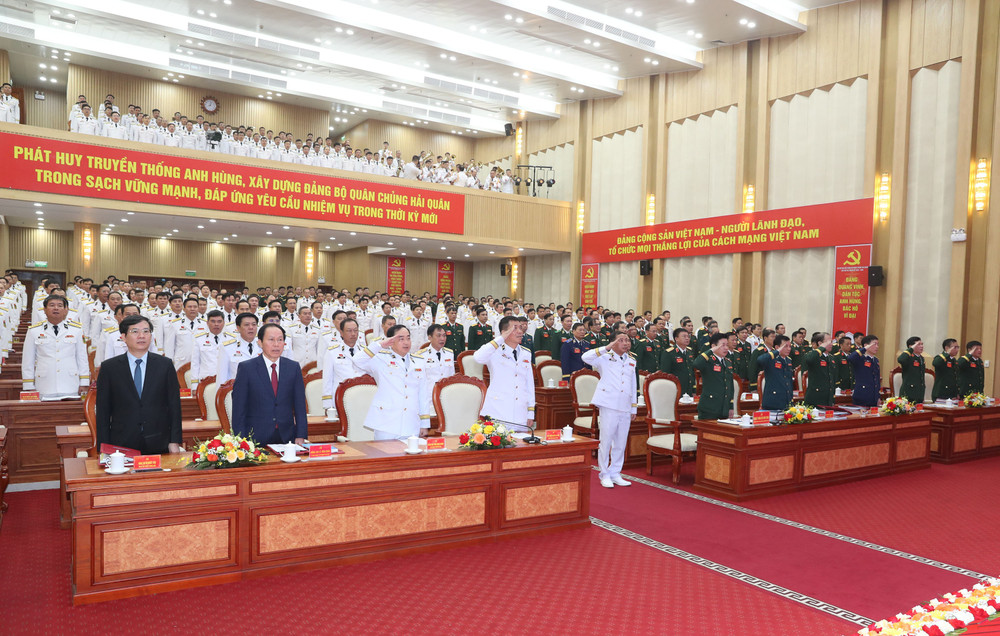 Đại hội thực hiện nghi thức chào cờ. ad0i6342.jpg