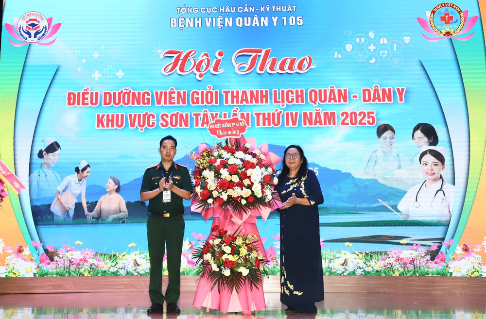 Thầy thuốc Ưu tú Nguyễn Thị Minh Tâm tặng hoa chúc mừng lãnh đạo Bệnh viện Quân y 105. z6830877420248-d99242358a1e374d3a8747bb5e6fd47f.jpg