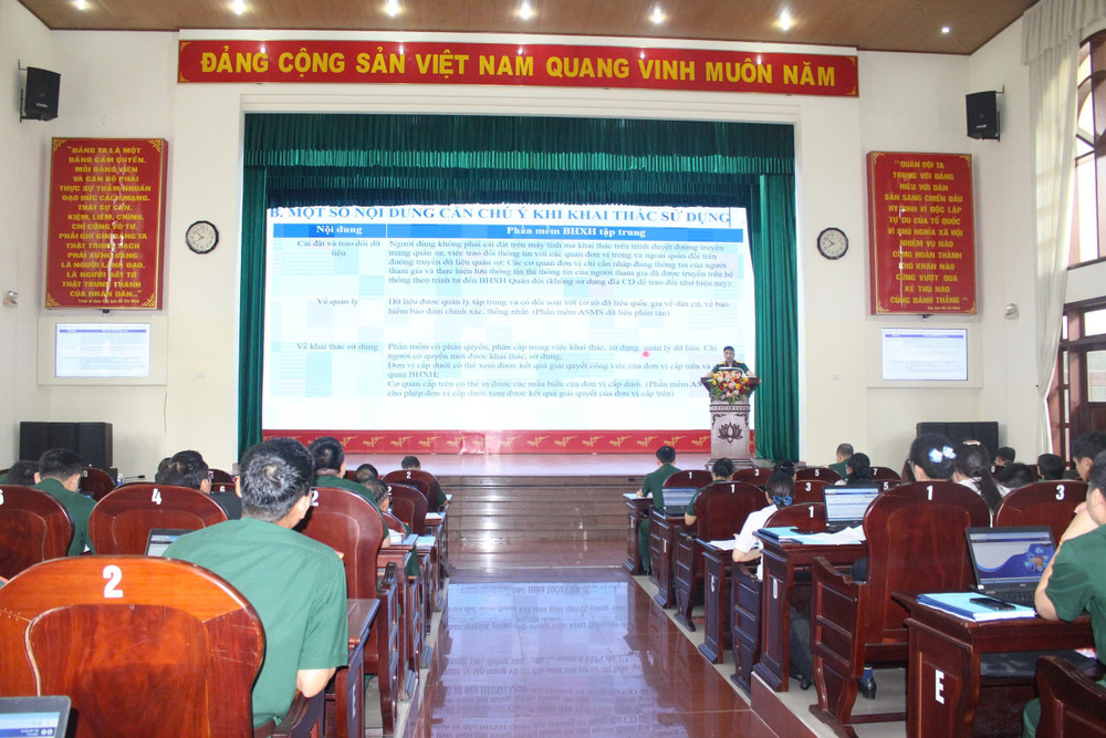 Các cán bộ nghe giới thiệu các nội dung. z6830638862784-09297e8f184288f80612e12df72683bb.jpg