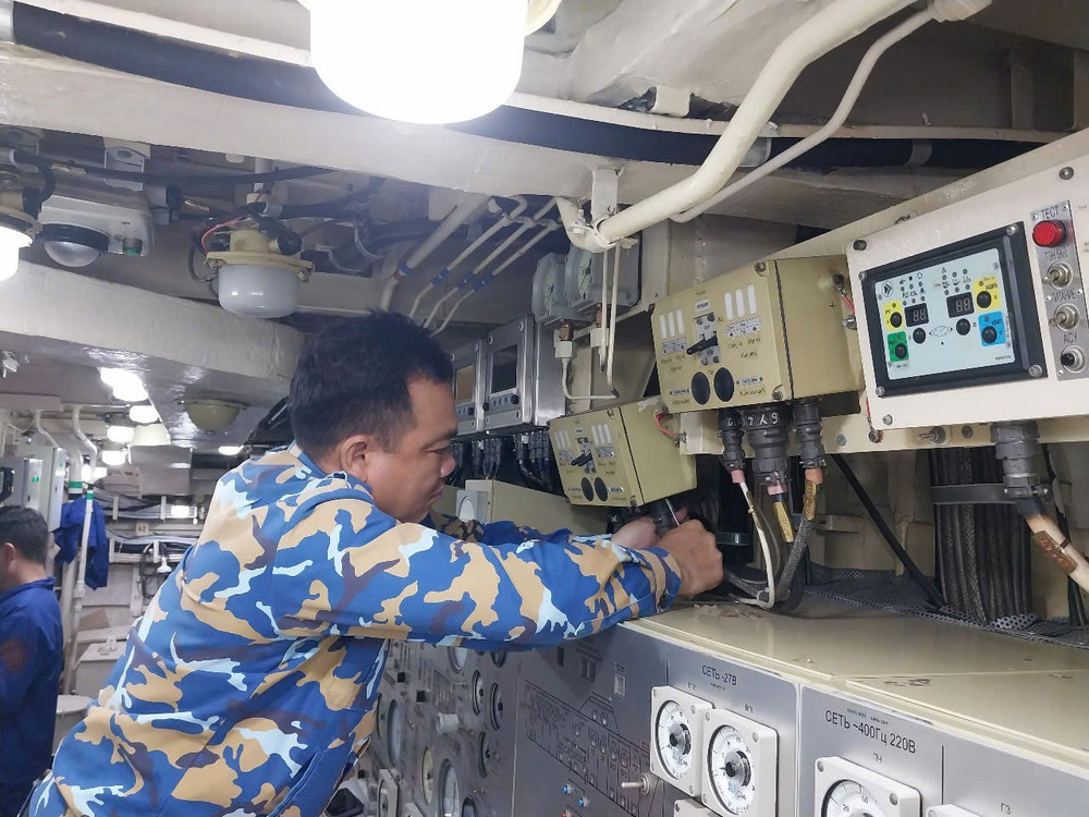 Toàn bộ phương tiện, vũ khí trang bị, khí tài phục vụ diễu binh đã được kiểm tra, bảo dưỡng kỹ lưỡng, bảo đảm tình trạng kỹ thuật tốt nhất, sẵn sàng phục vụ nhiệm vụ trong điều kiện thực tế. 7-trang-thiet-bi-duoc-kiem-tra-ky-cang-dam-bao-o-trang-thai-tot-nhat-cho-thuc-hien-nhiem-vu.jpg