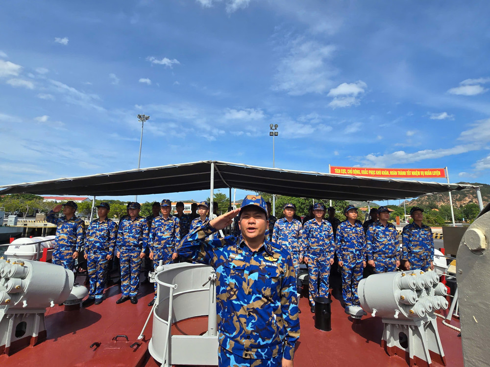 5-luyen-tap-noi-dung-chao-co-hat-quoc-ca-tren-bien.jpg