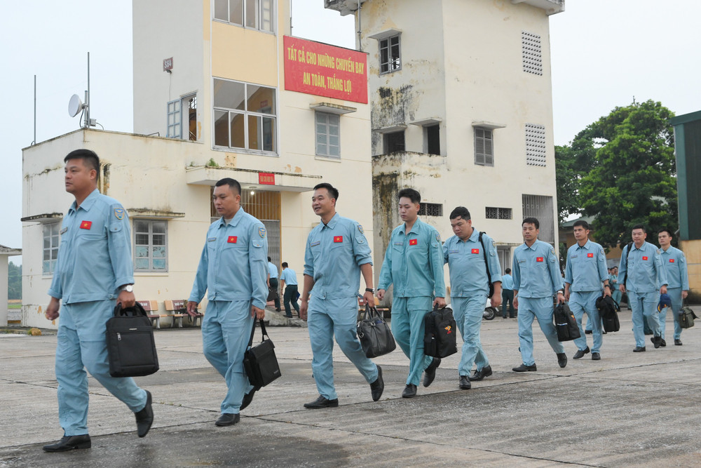 Đội bay tiếp nhận máy bay từ tổ kỹ thuật, chuẩn bị cất cánh để tập luyện các bài bay biểu diễn. casa-5629.jpg