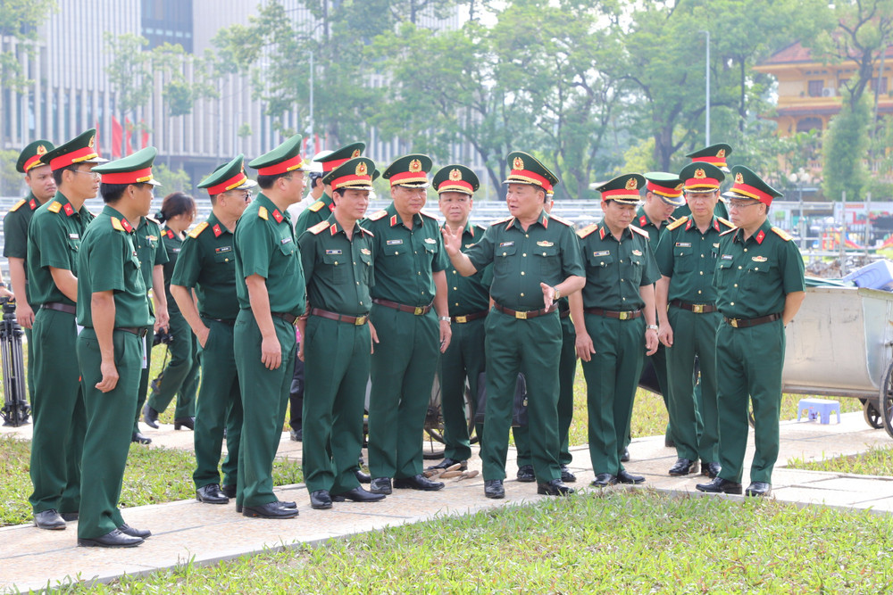 Đồng chí Thượng tướng Hoàng Xuân Chiến cùng đoàn kiểm tra đi kiểm tra thực địa chất lượng các hạng mục của dự án. z6862396363994-bdc0d276427bcd57b719b286e4a91a1d.jpg