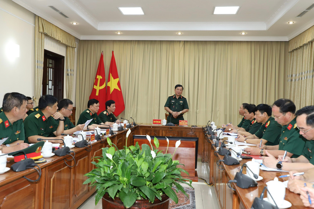 Quang cảnh buổi làm việc. z6862396388392-e6d6a1f9ea3b7cc7fa9bf3851d013c39.jpg