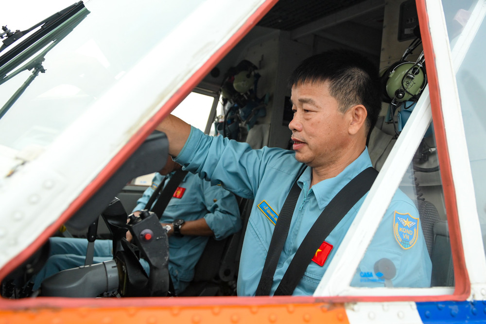 Các kỹ sư, kỹ thuật viên hàng không, phi công và các thành viên tổ bay đã kiểm tra nghiêm ngặt từng bộ phận của máy bay. casa-5847.jpg
