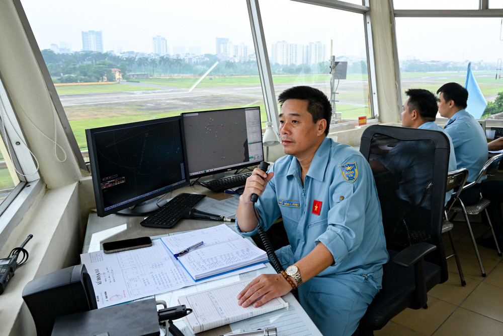 Trong Đài chỉ huy bay, cán bộ lữ đoàn theo dõi, bám nắm chặt chẽ hành trình của biên đội bay. casa-2101.jpg