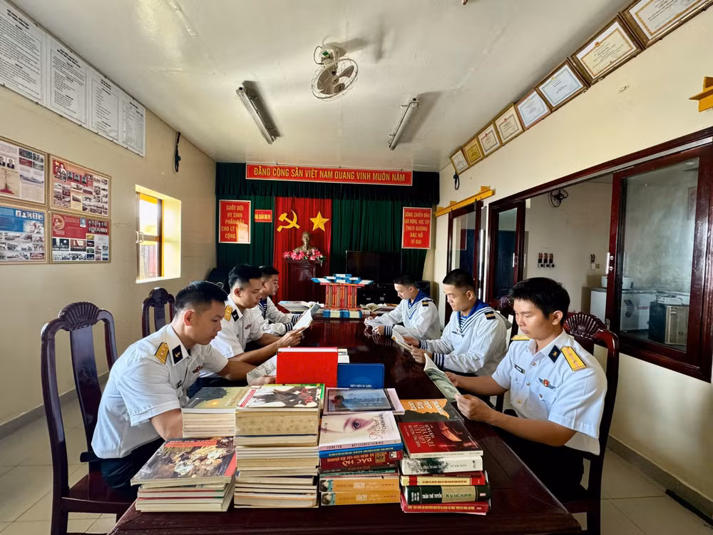 1-sach-mang-den-niem-vui-tri-thuc-cho-nhung-nguoi-linh-nha-gian-dk19.jpg