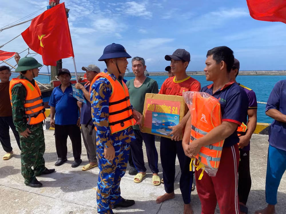 chi-huy-dao-truong-sa-dac-khu-truong-sa-tang-qua-dong-vien-ngu-dan-vao-au-tranh-tru.jpg